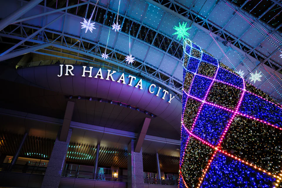 สถานี Hakata ในฟุกุโอกะ จุดรวม Shinkansen JR รถไฟใต้ดินและรถบัส เหมาะกับทริปที่เดินทางข้ามเมืองบ่อย