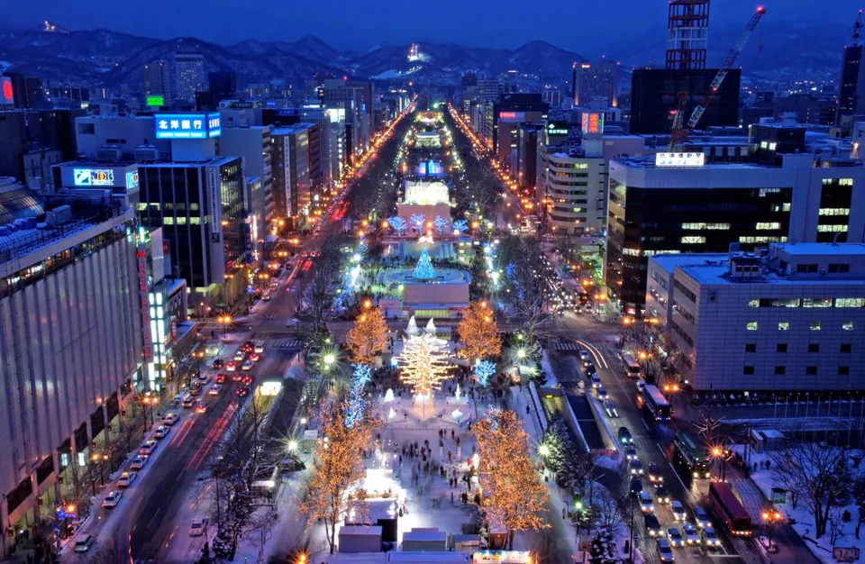 พักย่านไหนดีช่วง Sapporo Snow Festival 2027? Odori vs Susukino
