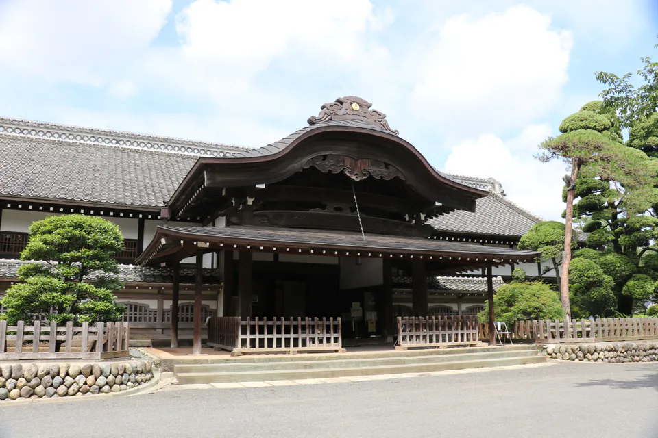 อาคารไม้และทางเข้าของ Kawagoe Castle Honmaru Goten