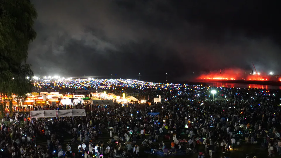 ฝูงชนบริเวณริมแม่น้ำโอโมโนะหลังชม Omagari Fireworks เตรียมเดินกลับสถานี