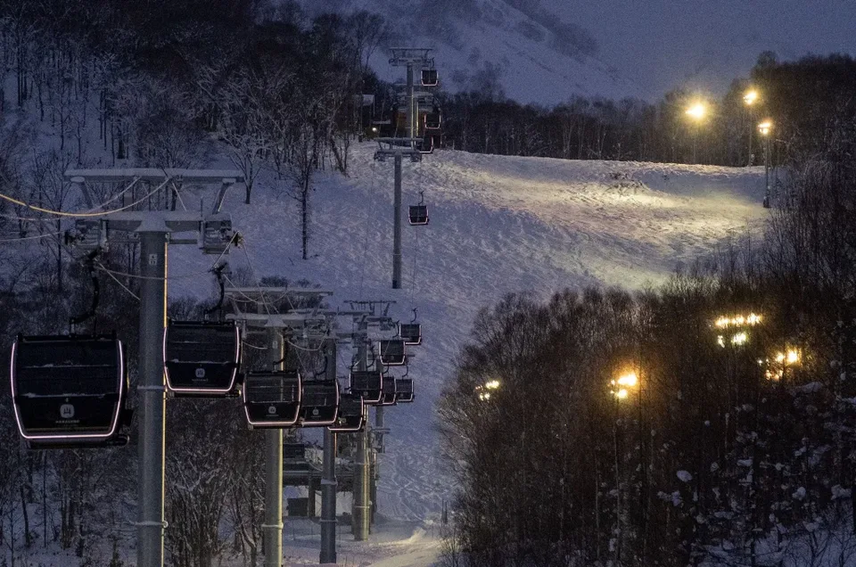 ภาพการเล่นสกายามค่ำคืนที่ Niseko เพื่ออธิบายข้อจำกัดในการดำเนินงานและการกลับเส้นทางของเคเบิลคาร์