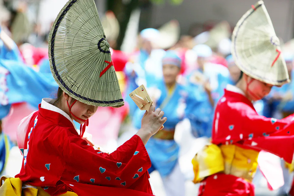 นักเต้น Kochi Yosakoi แสดงบนถนนในเมืองโคจิ