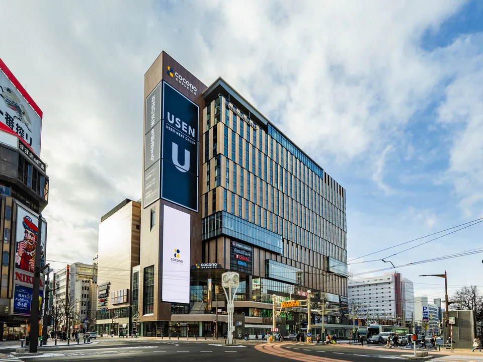 SAPPORO STREAM HOTEL กับ COCONO SUSUKINO ภายนอก; คอนเสิร์ตในจิมโคไนท์สามารถเปรียบเทียบกับฐานทัพในเส้นใต้และเหนือของฟุรุนุโนะ