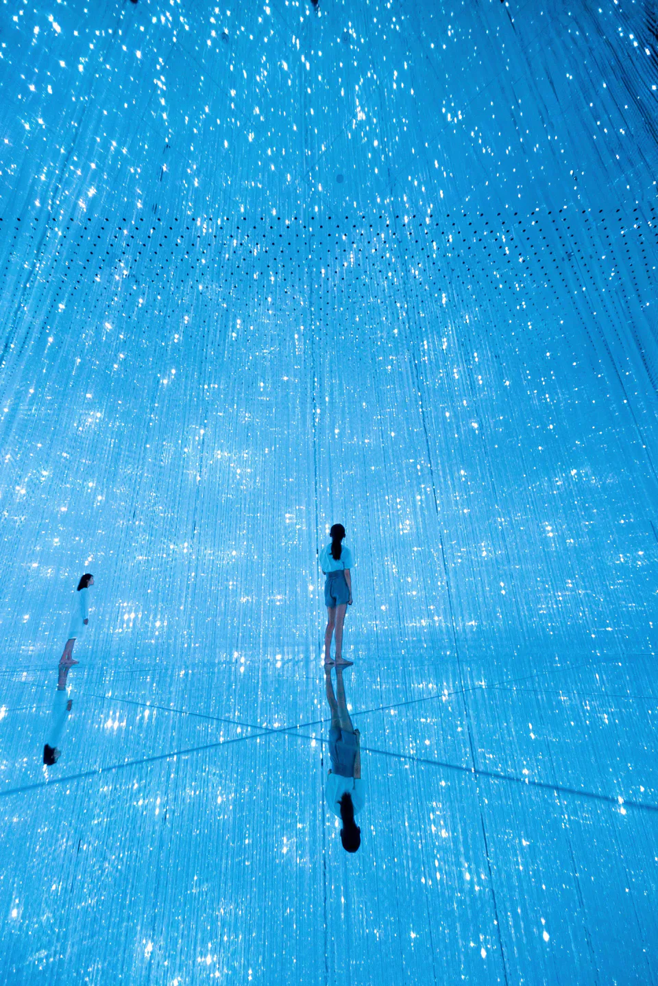 teamLab Planets The Infinite Crystal Universe จุดแสงนับไม่ถ้วนและกระจกสะท้อนขยายเป็นพื้นที่ไร้ขีดจำกัด