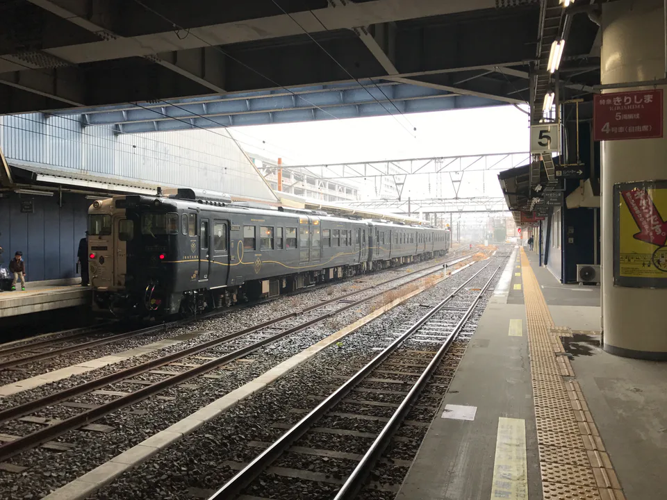 รถไฟ Ibusuki no Tamatebako เชื่อม Kagoshima-Chuo กับ Ibusuki ซึ่งเป็นเส้นหลักสำหรับทริปที่ไม่ขับรถ