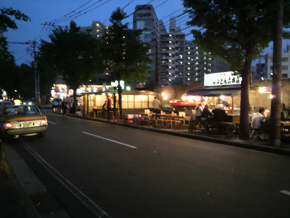 ภาพบรรยากาศยามค่ำคืนของถนนย่านร้านอาหารริมแม่น้ำชางนัมในฟุกุโอกะ