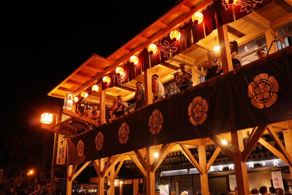 วงดนตรีพื้นบ้านของ Nishimonai Bon Odori บนถนนฮอนมาจิในเมืองอูโกะ