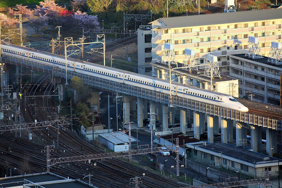 รถไฟชินคันเซ็น NOZOMI บนสายโทไคโด ตัวอย่างรถไฟที่ผู้ถือ JR Pass ต้องเข้าใจกฎบัตรเสริมก่อนใช้