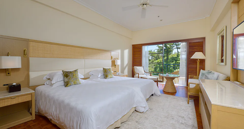 ห้องพักและพื้นที่เตียงในที่พัก The Naha Terrace นะฮะ