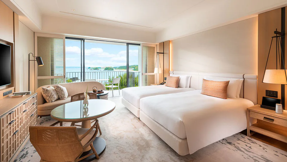 ห้องพักและพื้นที่เตียงของโรงแรม Halekulani Okinawa