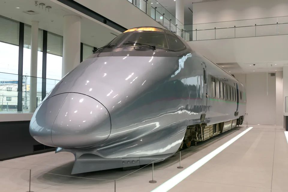 นิทรรศการรถไฟสายไซตามะ 400 ซีรีส์ชินคันเซ็น จัดแสดงรถไฟเก่าและใหม่ในพิพิธภัณฑ์